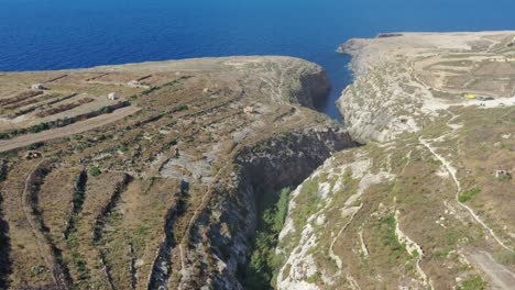 vuelo aéreo sobre el desfiladero del valle de il-għasri wied