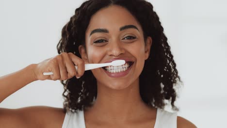 una mujer cepillándose los dientes.
