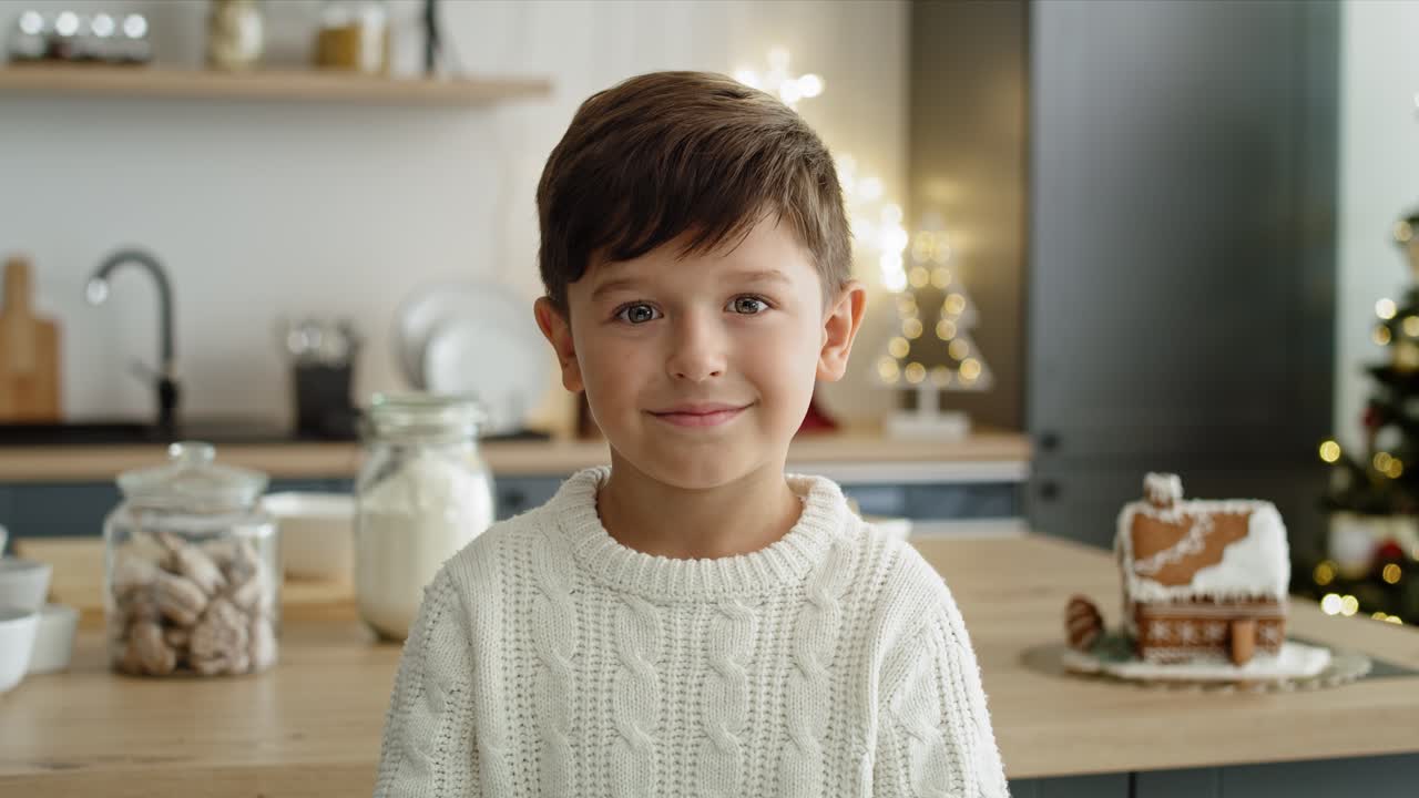 retrato de video de un niño en la cocina