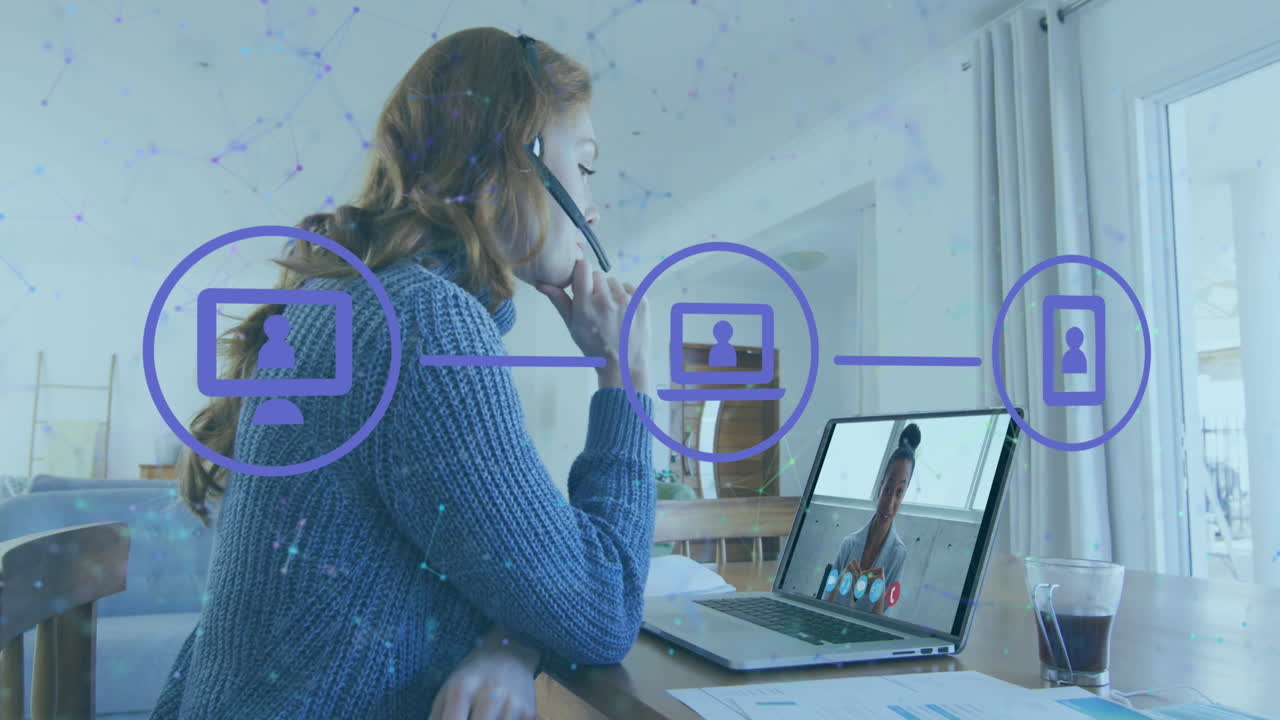 animación de la red de conexiones con iconos sobre mujer de negocios usando auriculares de teléfono y portátil