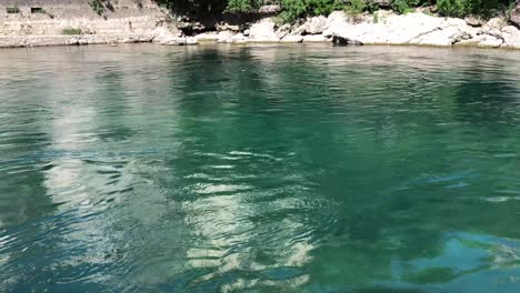 color turquesa del río neretva en mostar, bosnia y herzegovina