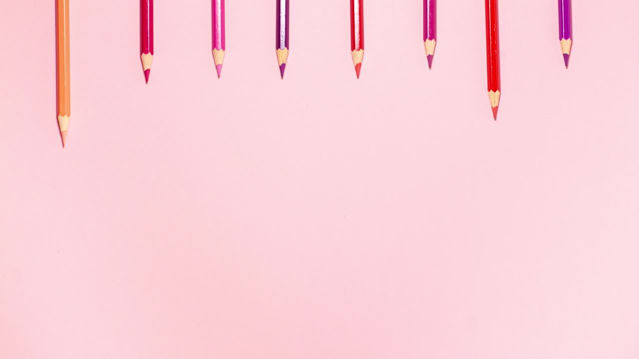 lápices de madera colocados planos con espacio de copia en animación de stop motion rosada