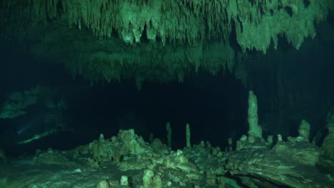 buceador de cuevas en un impresionante y amplio pasaje