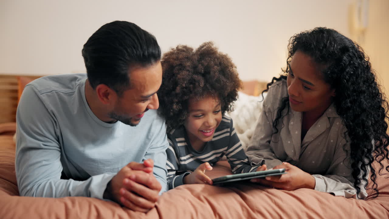 Famiglia che si gode il momento della tecnologia prima di dormire
