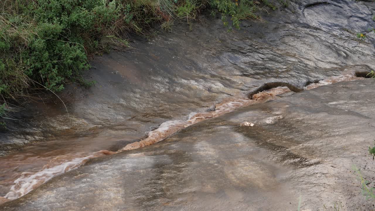 eones de corriente de agua fangosa erosionaron agujeros de canales estrechos en la roca