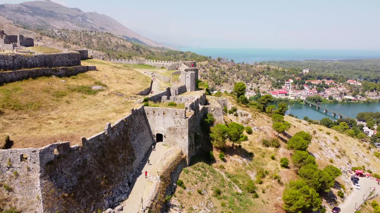 Vista aerea di un castello storico e del paesaggio circostante