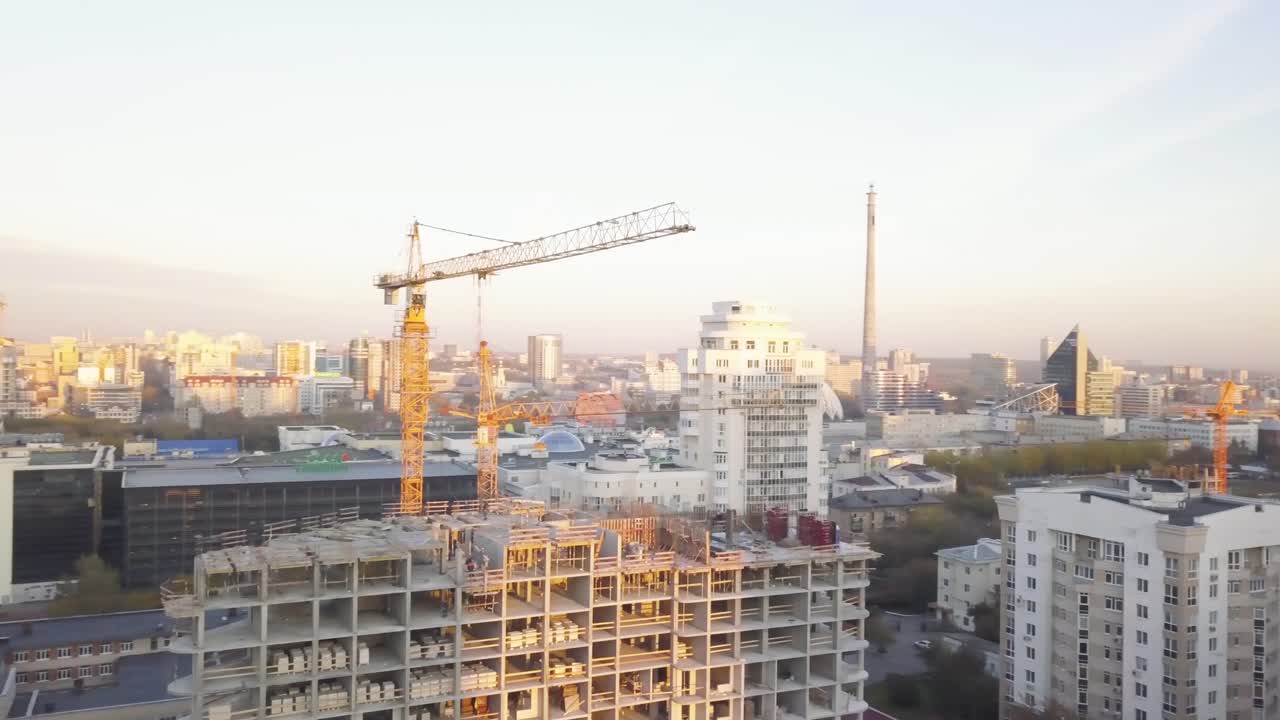 paisaje urbano con sitio de construcción