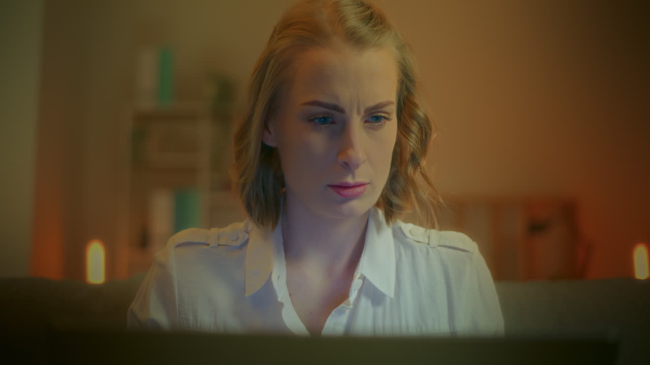 cerca de la cara de la mujer trabajando en la computadora portátil por la noche