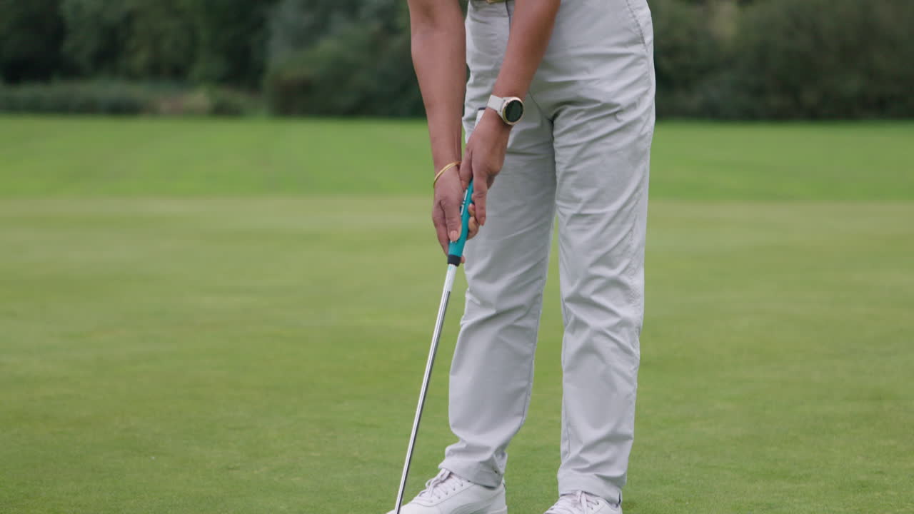 그린에서 골프를 치고