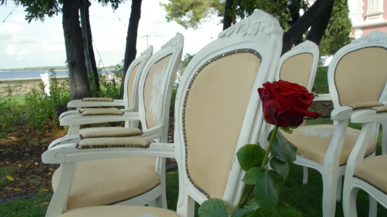 Allestimento nuziale in giardino all'aperto vicino alla costa