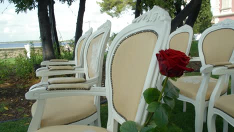 decoración de bodas en el jardín al aire libre cerca de la costa