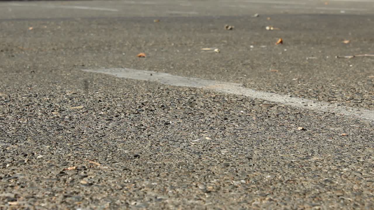 스케이트 보더는 주차장에서 카메라로 걷고 발과 보드에 가까이