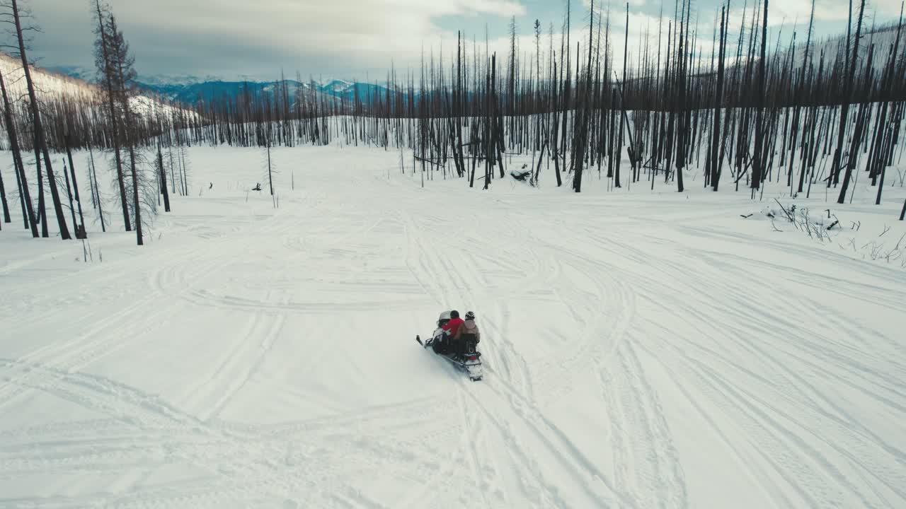 motos de nieve en el gran lago colorado