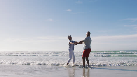 Pareja-Afroamericana-Mayor-Bailando-En-La-Playa