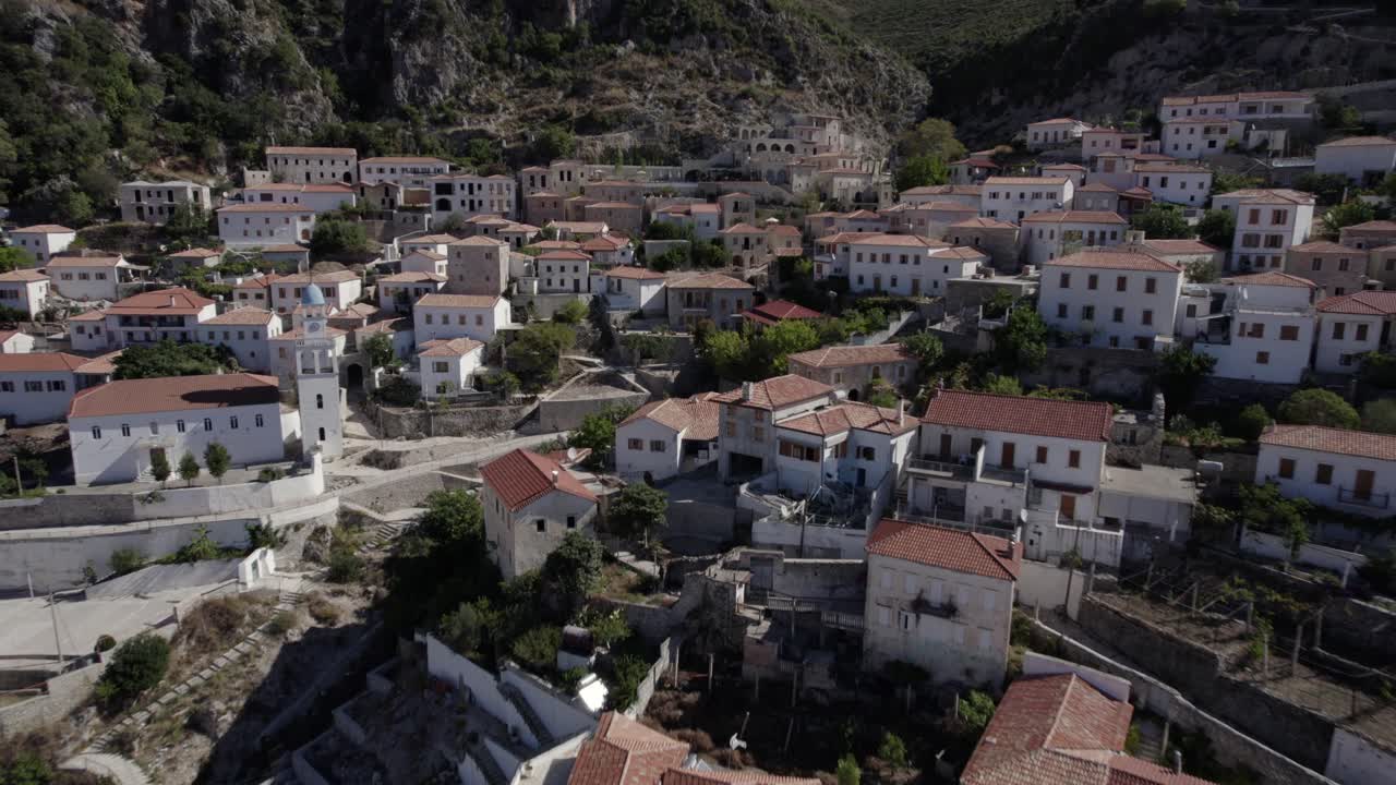 video de drones de un plano descriptivo vacío desde una vista de pájaro sobre el pueblo nje maj, spile, sen, en la costa albanesa