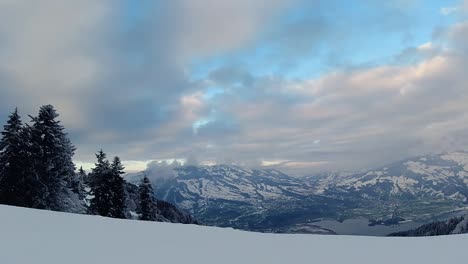 Paisaje-Invernal-En-Suiza-Con-árboles-Cubiertos-De-Nieve,-Montañas-Y-Un-Lago