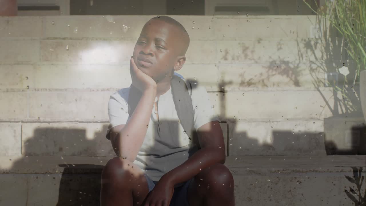 animación del paisaje urbano sobre un triste niño afroamericano sentado en las escaleras