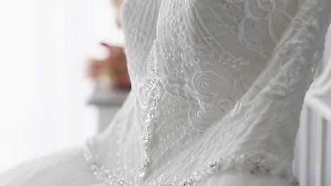 vestido de novia de encaje blanco en cámara lenta con perlas brillantes