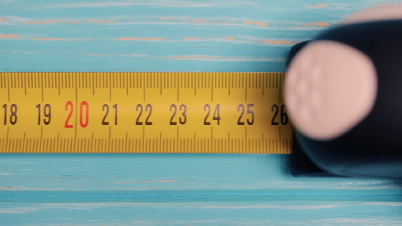 움직이는 측정 테이프의 롤 매크로