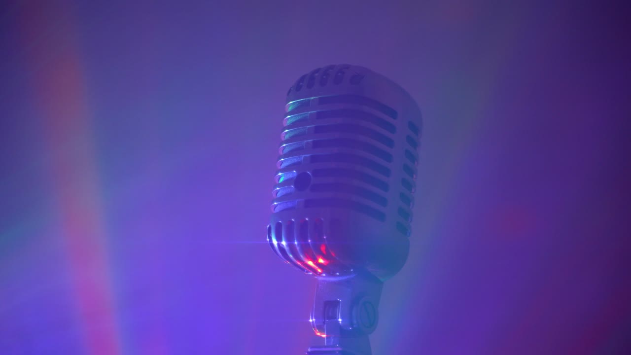 micrófono vintage con luces de discoteca en el escenario. actuación en vivo o concepto de karaoke.