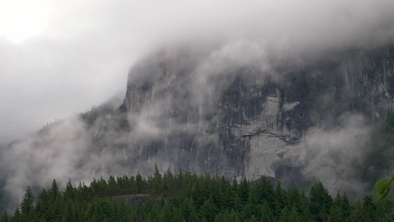 paisaje nebuloso de la montaña stawamus chief en la columbia británica, canadá