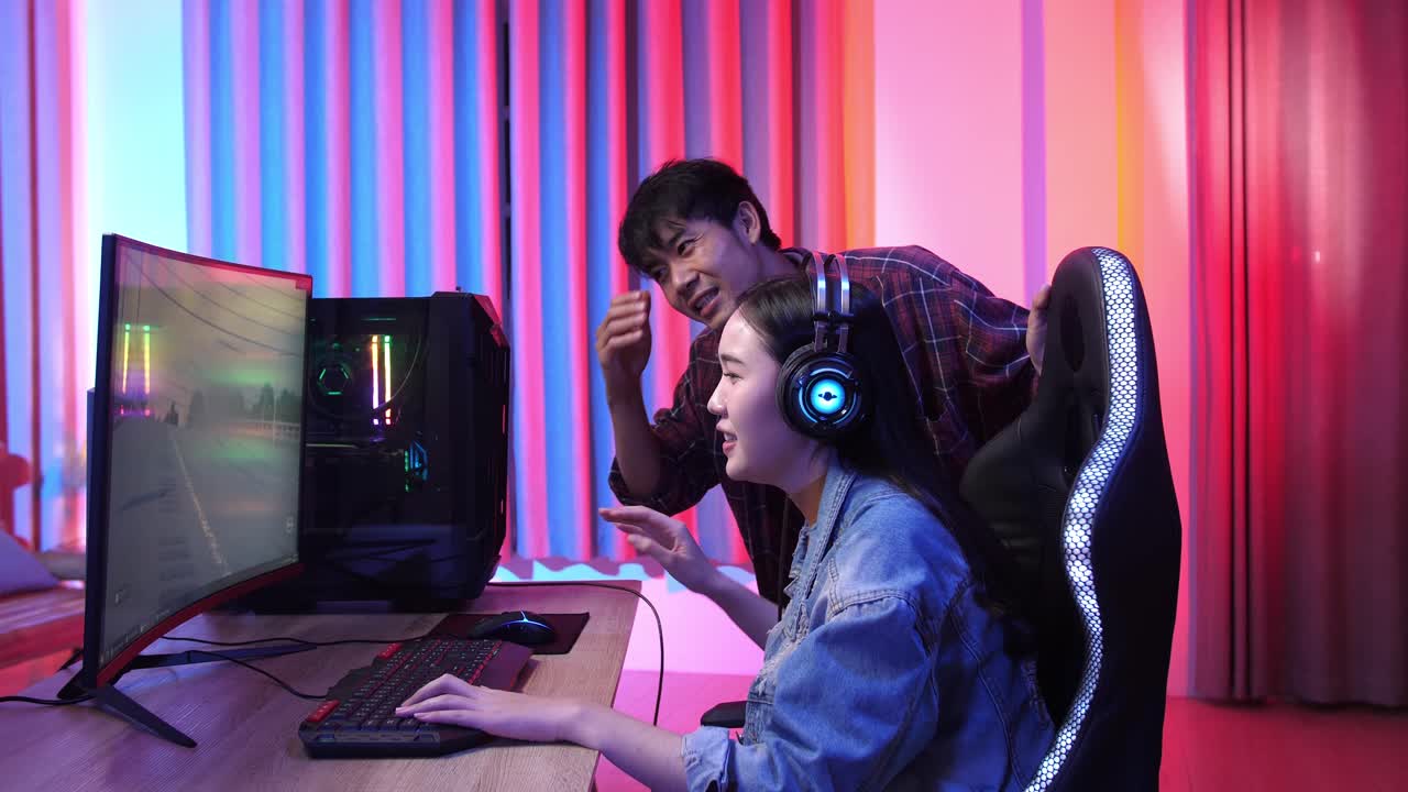 Uomo e ragazza asiatici perdono la partita al videogioco