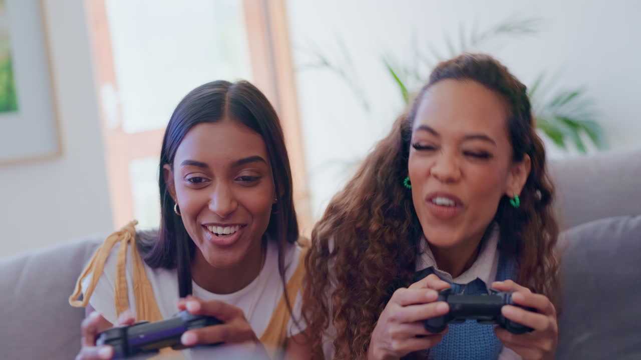 amigas, sofá y controlador para video