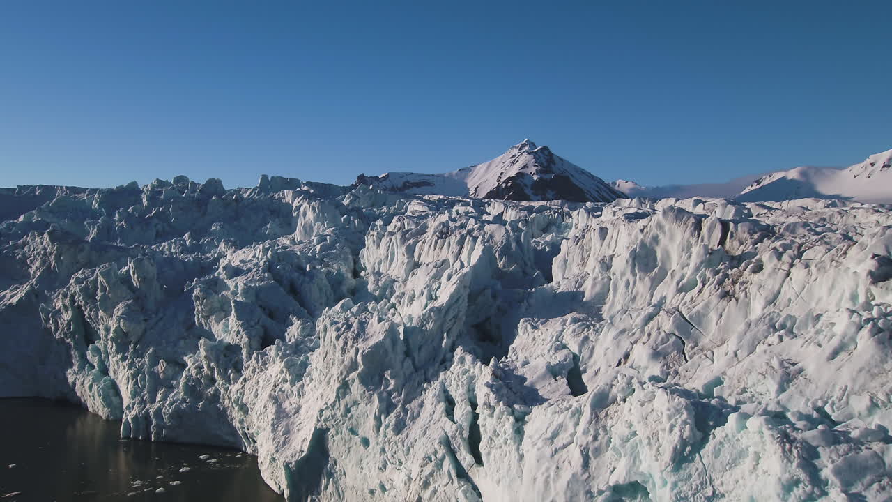 vuelo aéreo sobre un hermoso glaciar en el ártico