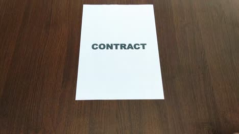 signo de contrato en un libro blanco