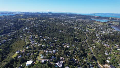 Luftaufnahme-über-Häuser-Und-üppige-Vegetation-Rund-Um-Waiheke-Island-In-Auckland,-Neuseeland---Drohnenaufnahme