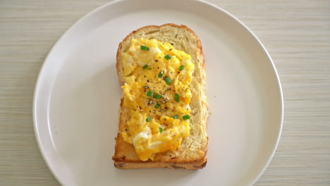 tostadas de pan con huevo revuelto en un plato blanco