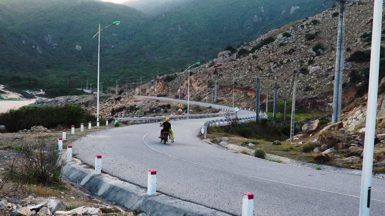 viajando con kiteboard en motocicleta en la carretera escénica de las tierras altas de la costa de vietnam