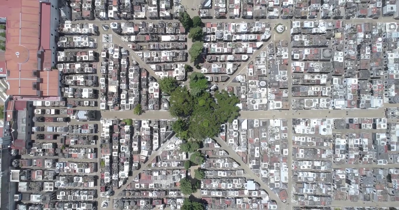 Scena aerea con drone, piano zenitale del Cimitero della Recoleta, storico di Buenos Aires - Argentina