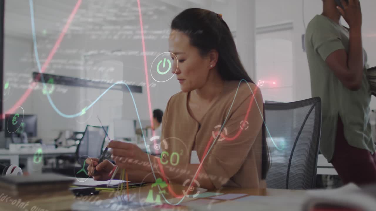 animación del procesamiento de datos sobre una mujer asiática con una paleta de colores utilizando una tableta gráfica en la oficina