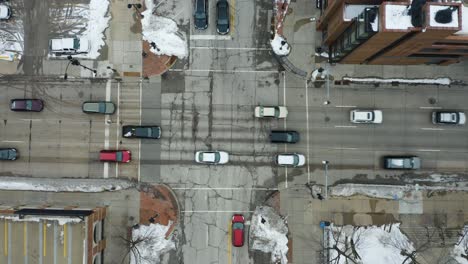 coches que pasan por la intersección de la vieja carretera desgastada