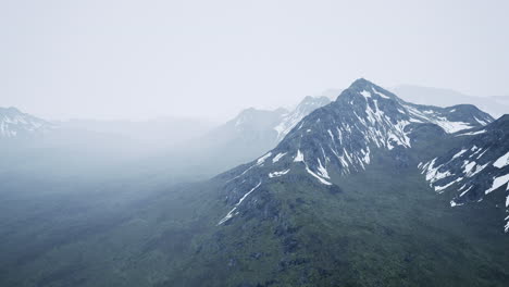 Las-Montañas-Están-Escondidas-En-Nubes-Bajas-Y-Niebla