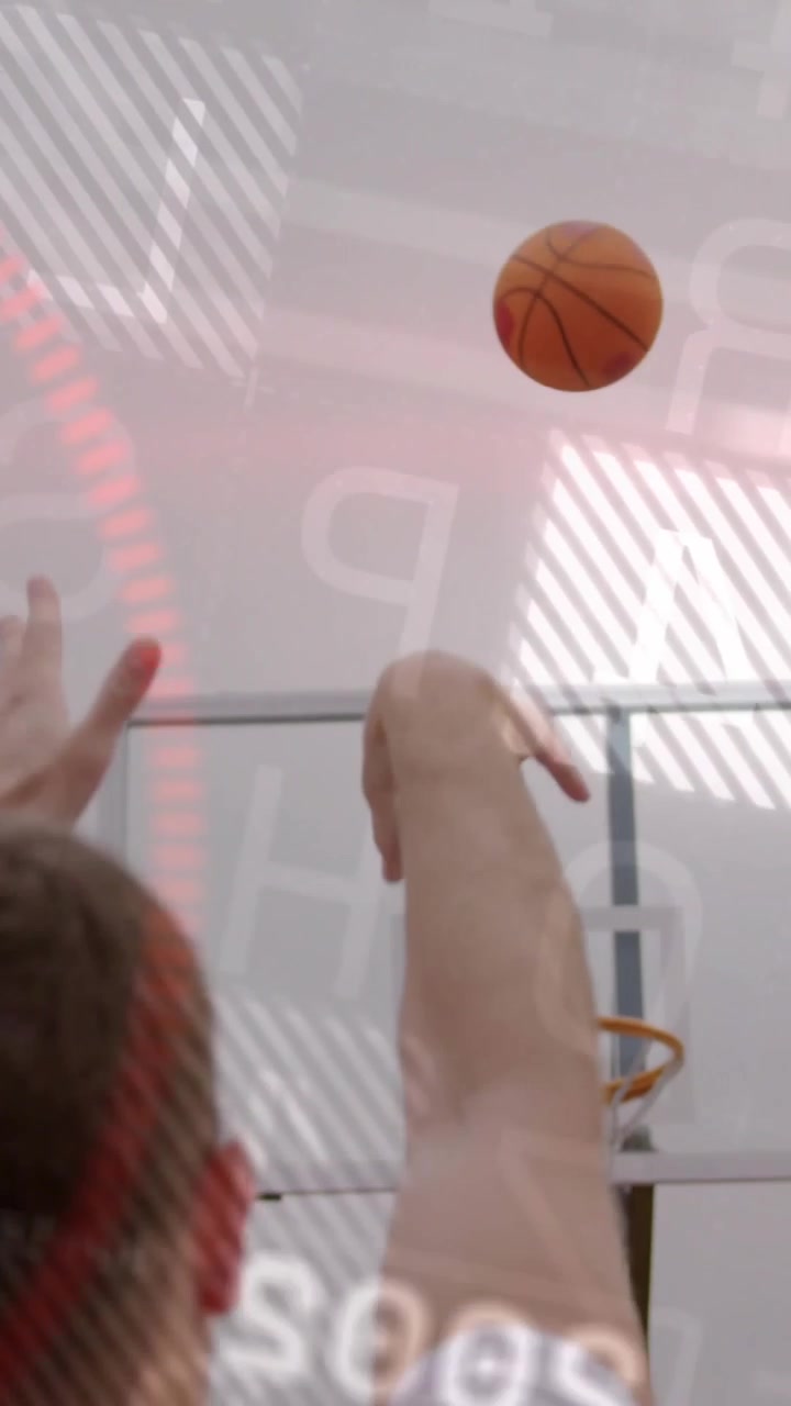 Video verticale: Giocatore che si difende e tira mentre le guardie si avvicinano, l'HUD traccia il pallone da basket sopra il canestro