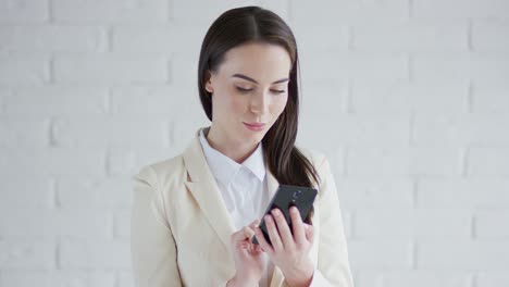bella y elegante mujer de negocios navegando por su smartphone