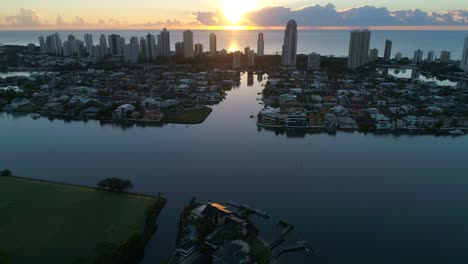 Drohne-4k---Rückansicht-Der-Skyline-Von-Surfers-Paradise-Im-Morgengrauen-Mit-Dramatischen-Wolken