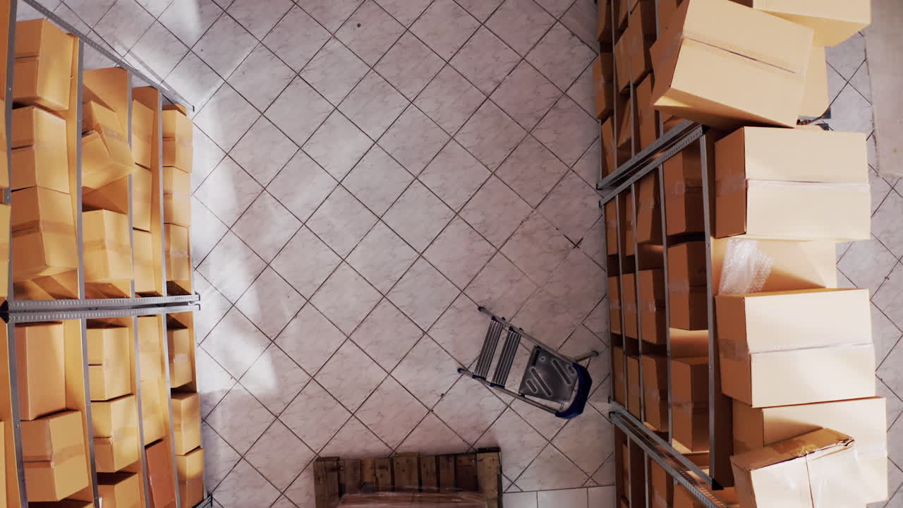 almacén con estanterías y cajas