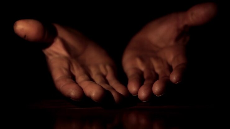 Homme des Caraïbes en prière, les mains jointes, sur fond noir - séquence vidéo.