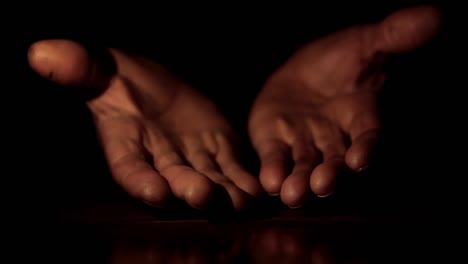 hombre rezando a dios con las manos juntas hombre caribeño rezando con fondo negro metrajes