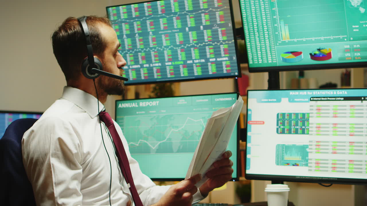 corredor de bolsa enojado lanzando gráficos