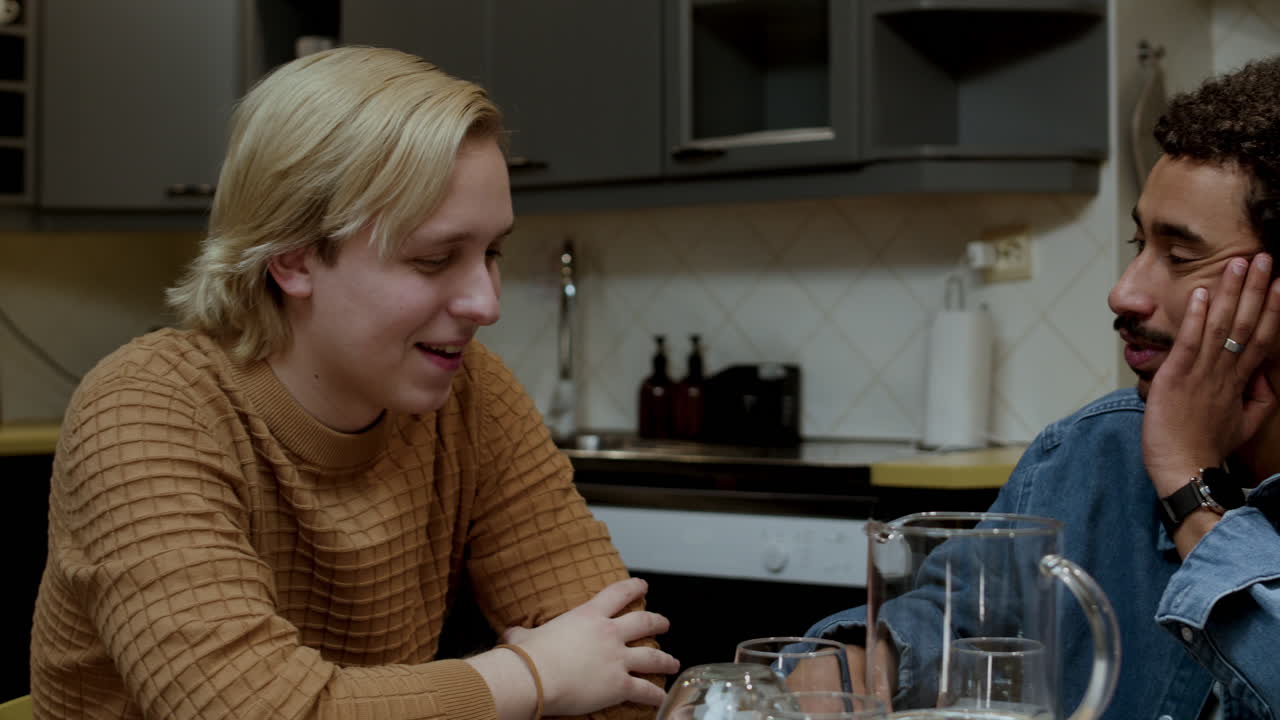 amigos hablando en la cocina.