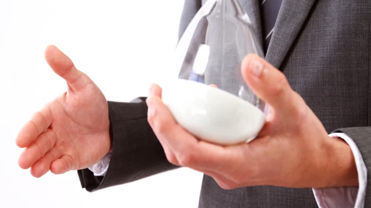 ⁇  배경 에 샌드글라스 를 들고 있는 사업가