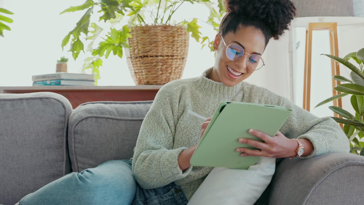 trabajadora independiente creativa, diseñadora gráfica mujer