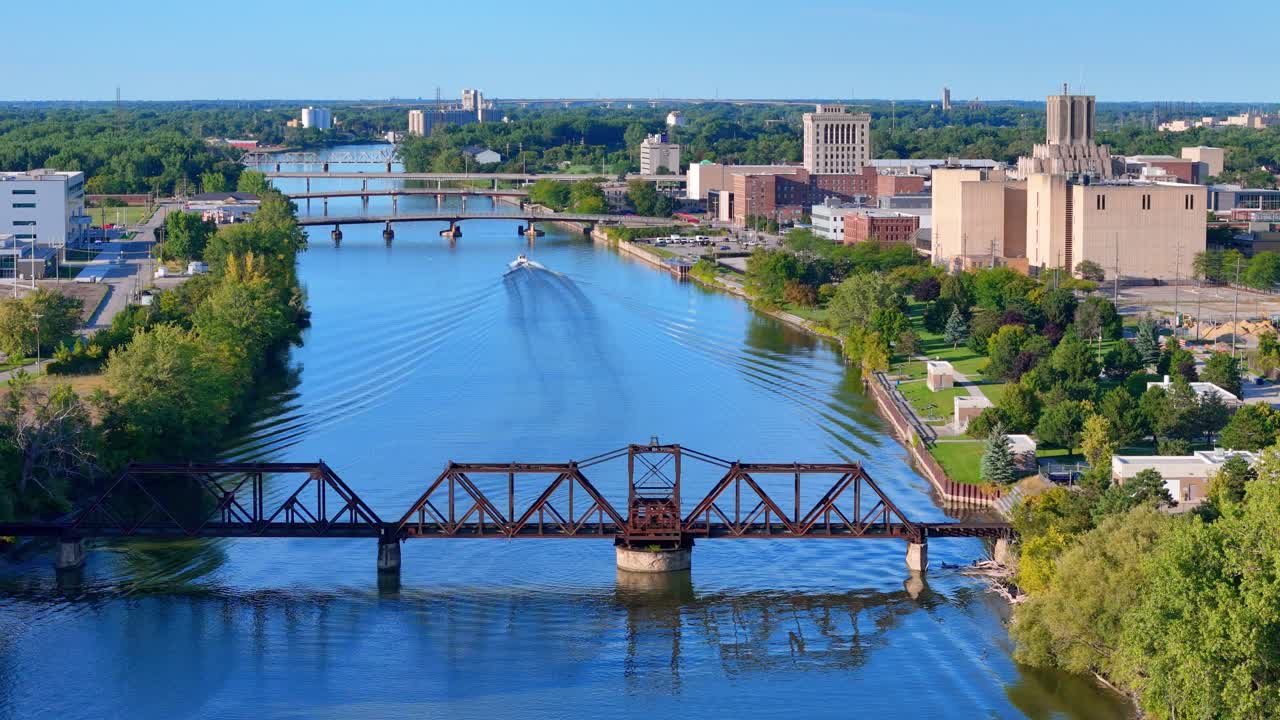 Skyline del centro di Saginaw lungo il fiume Saginaw, Michigan, USA, vista aerea