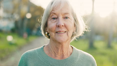 Ältere-Frau,-Glücklich-Und-Porträt-Im-Freien-In-Einem-Park