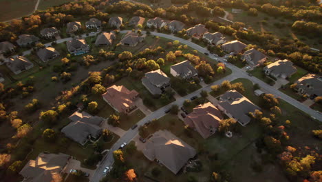 Toma-Aérea-Sobre-Casas-Suburbanas-Americanas-Al-Atardecer,-Plataforma-Rodante-Hacia-Adelante