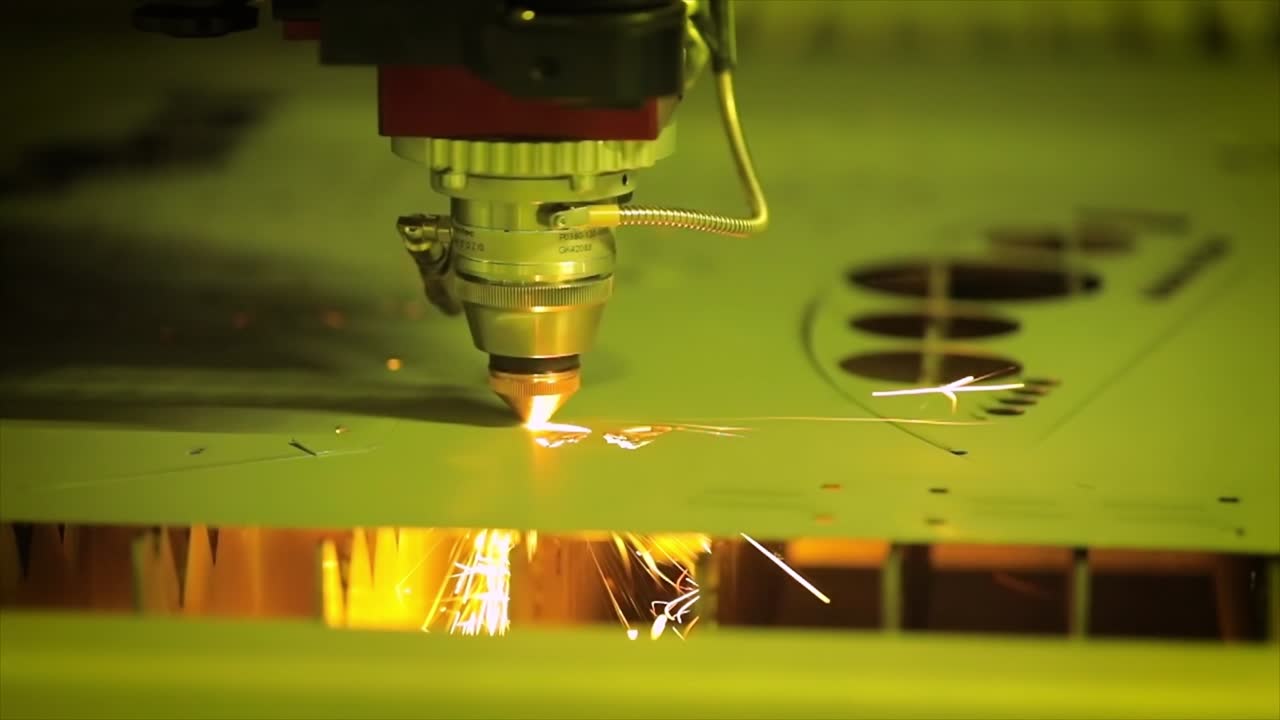 corte láser cnc de metal en cámara lenta, tecnología industrial moderna.